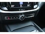 Volvo V60 T5 Momentum | Keyless Entree | Parkeersensoren voor + achter | Apple Carplay / Android Auto | Navigatie | Dealeronderhouden | Cruise Control | Privacy Glass | 18" Lichtmetalen Velgen