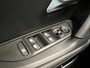 Peugeot 2008 1.2 Hybrid 136 Allure | Navigatie/Android/Apple Carplay | LM Velgen 17" | Cruise Control Adaptief | Parkeersensoren Voor en Achter + Camera | DAB | Airco |