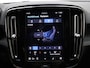 Volvo XC40 Extended Range Plus 82 kWh / Keyless entry / BLIS / Stoel/- en stuurverwarming / Trekhaak / Camera /