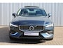 Volvo S60 B4 Inscription | 360° Parkeercamera | Panoramadak | Head-Up Display | Adaptive Cruise Control | BLIS | Harman Kardon Premium audio | Climate Control | Parkeersensoren voor + achter | Stoelverwarming | Stuurwielverwarming