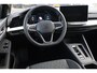 Volkswagen Golf 1.5 eHybrid Life Edition 204PK / 150kW, NL auto, SOH 100% achteruitrijcamera (rear view), verwarmbare voorstoelen, verwarmbaar multifunctioneel lederen stuurwiel, navigatie, Apple Carplay & Android Auto, 17" 'Nottingham' LMV, LED verlichting, DAB+, spraakbediening (voice-control), digital cockpit pro, sfeerverlichting, adaptieve cruise control (acc), parkeersensoren voor en achter (pdc), keyless start & entry, draadloos telefoonlader, verstelbare lendensteun, diefstalalarm