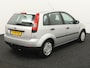 Ford Fiesta 1.3 Futura Trekhaak, airco, Warmtewerend glas, Het is een fijne, compacte en betrouwbare auto die altijd keurig is onderhouden. Dankzij de zuinige 1.3 benzinemotor is hij ideaal voor zowel stadsverkeer als de wat langere ritten. De auto r