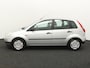 Ford Fiesta 1.3 Futura Trekhaak, airco, Warmtewerend glas, Het is een fijne, compacte en betrouwbare auto die altijd keurig is onderhouden. Dankzij de zuinige 1.3 benzinemotor is hij ideaal voor zowel stadsverkeer als de wat langere ritten. De auto r