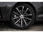 Volvo V60 2.0 T6 Plug-in hybrid AWD Plus Dark | Trekhaak | Panoramadak | Adaptieve cruise control | Harman & Kardon | Elektrisch verstelbare voorstoelen | Stuur/stuur verwarming |