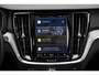 Volvo V60 2.0 T6 Plug-in hybrid AWD Plus Dark | Trekhaak | Panoramadak | Adaptieve cruise control | Harman & Kardon | Elektrisch verstelbare voorstoelen | Stuur/stuur verwarming |