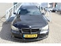 BMW 3-Serie Touring 320i *Meeneemprijs*APk t/m 02-01-2026/Panoramadak/Cruise control/Parkeersensoren rondom/Climate control/Stoelverwarming/Multifunctioneel stuurwiel/19'' Lichtmetalen velgen/Trekhaak.