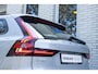 Volvo V90 T6 350pk Plug-In Hybrid Aut AWD Plus Dark | Lederen bekleding | Parkeercamera achter | Preconditioning | Elektrisch verstelbare voorstoelen met geheugen | Verwarmbaar stuurwiel | Verwarmbare voorstoelen | Stoelverwarming achter | Google Maps | Google Assistant | Pilot Assist | Harman Kardon Audio | Apple Carplay | BLIS