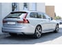 Volvo V90 T6 350pk Plug-In Hybrid Aut AWD Plus Dark | Lederen bekleding | Parkeercamera achter | Preconditioning | Elektrisch verstelbare voorstoelen met geheugen | Verwarmbaar stuurwiel | Verwarmbare voorstoelen | Stoelverwarming achter | Google Maps | Google Assistant | Pilot Assist | Harman Kardon Audio | Apple Carplay | BLIS