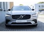 Volvo V90 T6 350pk Plug-In Hybrid Aut AWD Plus Dark | Lederen bekleding | Parkeercamera achter | Preconditioning | Elektrisch verstelbare voorstoelen met geheugen | Verwarmbaar stuurwiel | Verwarmbare voorstoelen | Stoelverwarming achter | Google Maps | Google Assistant | Pilot Assist | Harman Kardon Audio | Apple Carplay | BLIS