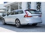 Volvo V90 T6 350pk Plug-In Hybrid Aut AWD Plus Dark | Lederen bekleding | Parkeercamera achter | Preconditioning | Elektrisch verstelbare voorstoelen met geheugen | Verwarmbaar stuurwiel | Verwarmbare voorstoelen | Stoelverwarming achter | Google Maps | Google Assistant | Pilot Assist | Harman Kardon Audio | Apple Carplay | BLIS