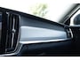 Volvo V90 T6 350pk Plug-In Hybrid Aut AWD Plus Dark | Lederen bekleding | Parkeercamera achter | Preconditioning | Elektrisch verstelbare voorstoelen met geheugen | Verwarmbaar stuurwiel | Verwarmbare voorstoelen | Stoelverwarming achter | Google Maps | Google Assistant | Pilot Assist | Harman Kardon Audio | Apple Carplay | BLIS