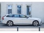 Volvo V90 T6 350pk Plug-In Hybrid Aut AWD Plus Dark | Lederen bekleding | Parkeercamera achter | Preconditioning | Elektrisch verstelbare voorstoelen met geheugen | Verwarmbaar stuurwiel | Verwarmbare voorstoelen | Stoelverwarming achter | Google Maps | Google Assistant | Pilot Assist | Harman Kardon Audio | Apple Carplay | BLIS