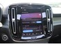 Volvo XC40 B4 197PK Plus Black Edition | Visual Park Assist (incl. 360º view) | Schuif-/Kanteldak | Lichtmetalen Velgen 20"| Extra Getint Glas |  Nubuck/ Kunstlederen Bekleding | Apple Carplay/Android Auto | Premium Audio by Harman Kardon | Electronic Climate Controle