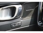 Volvo XC40 B4 197PK Plus Black Edition | Visual Park Assist (incl. 360º view) | Schuif-/Kanteldak | Lichtmetalen Velgen 20"| Extra Getint Glas |  Nubuck/ Kunstlederen Bekleding | Apple Carplay/Android Auto | Premium Audio by Harman Kardon | Electronic Climate Controle
