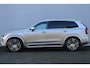 Volvo XC90 T8 Plug-in Hybrid AWD Ultra Bright | Matrix LED Koplampen | Actieve Luchtvering Met FOUR-C | Bowers & Wilkins Audiosysteem | Nappaleer Met Ventilatie | Massagefunctie Voorstoelen | 4-Zone Electronic Climate Control | Volvo Guard Alarm | Panoramisch Schuif-/Kanteldak | Grafisch Head-up Display | Gelamineerde Zijruiten Rondom | Extra Getint Glas Achter | 22" Lichtmetalen Velgen | Adaptieve Cruise Control Met Pilot Assist
