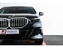 BMW 5-Serie Touring 520i M Sport - Trekhaak - Panoramadak - Parking/Driving Assistant Professional - Head Up - Harman Kardon - Comfort Access - Standkachel - Stoelventilatie voor - Elektrisch verwarmde voor/achterstoelen -