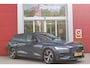 Volvo V60 2.0 B3 R-DESIGN 177PK MILD HYBRID AUTOMAAT 8 | PANORAMISCH SCHUIF/KANTELDAK | PREMIUM AUDIO BY HARMAN KARDON | 19" 5-TRIPPLE SPAAKS BLACK/DIAMAND CUT LICHTMETALEN VELGEN | BLINDSPOT INFOMATION SYSTEM (BLIS) | VERWARMDE VOORRUIT |VERWARMDE AQUABLADE RUITENWISSERBLADEN | PILOT ASSIST | APPLE CARPLAY / ANDROID AUTO | DODEHOEKDETECTIE |  ADAPTIEVE CRUISECONTROL | R-DESIGN BEKLEDING MET NAPPA LEDER I.C.M. OPEN GRID TEXTIEL | ELEKTRISCH VERSTELBARE CONTOUR STOELEN (SPORTSTOELEN) MET GEHEUGEN OP BEIDE VOORSTOELEN |VERWARMDE VOORSTOELEN EN ACHTERBANK | VERWARMD STUURWIEL | PARKEERVERWARMING MET TIMER (STANDKACHEL) | FULL LED KOPLAMPEN | ELEKTRISCH BEDIENBARE ACHTERKLEP | ELEKTRISCH UITKLAPBARE TREKHAAK | 1800 KG TREKGEWICHT! | EXTRA GETINTE RUITEN ACHTER | ZWARTE HEMELBEKLEDING |