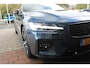 Volvo V60 2.0 B3 R-DESIGN 177PK MILD HYBRID AUTOMAAT 8 | PANORAMISCH SCHUIF/KANTELDAK | PREMIUM AUDIO BY HARMAN KARDON | 19" 5-TRIPPLE SPAAKS BLACK/DIAMAND CUT LICHTMETALEN VELGEN | BLINDSPOT INFOMATION SYSTEM (BLIS) | VERWARMDE VOORRUIT |VERWARMDE AQUABLADE RUITENWISSERBLADEN | PILOT ASSIST | APPLE CARPLAY / ANDROID AUTO | DODEHOEKDETECTIE |  ADAPTIEVE CRUISECONTROL | R-DESIGN BEKLEDING MET NAPPA LEDER I.C.M. OPEN GRID TEXTIEL | ELEKTRISCH VERSTELBARE CONTOUR STOELEN (SPORTSTOELEN) MET GEHEUGEN OP BEIDE VOORSTOELEN |VERWARMDE VOORSTOELEN EN ACHTERBANK | VERWARMD STUURWIEL | PARKEERVERWARMING MET TIMER (STANDKACHEL) | FULL LED KOPLAMPEN | ELEKTRISCH BEDIENBARE ACHTERKLEP | ELEKTRISCH UITKLAPBARE TREKHAAK | 1800 KG TREKGEWICHT! | EXTRA GETINTE RUITEN ACHTER | ZWARTE HEMELBEKLEDING |