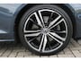 Volvo V60 2.0 B3 R-DESIGN 177PK MILD HYBRID AUTOMAAT 8 | PANORAMISCH SCHUIF/KANTELDAK | PREMIUM AUDIO BY HARMAN KARDON | 19" 5-TRIPPLE SPAAKS BLACK/DIAMAND CUT LICHTMETALEN VELGEN | BLINDSPOT INFOMATION SYSTEM (BLIS) | VERWARMDE VOORRUIT |VERWARMDE AQUABLADE RUITENWISSERBLADEN | PILOT ASSIST | APPLE CARPLAY / ANDROID AUTO | DODEHOEKDETECTIE |  ADAPTIEVE CRUISECONTROL | R-DESIGN BEKLEDING MET NAPPA LEDER I.C.M. OPEN GRID TEXTIEL | ELEKTRISCH VERSTELBARE CONTOUR STOELEN (SPORTSTOELEN) MET GEHEUGEN OP BEIDE VOORSTOELEN |VERWARMDE VOORSTOELEN EN ACHTERBANK | VERWARMD STUURWIEL | PARKEERVERWARMING MET TIMER (STANDKACHEL) | FULL LED KOPLAMPEN | ELEKTRISCH BEDIENBARE ACHTERKLEP | ELEKTRISCH UITKLAPBARE TREKHAAK | 1800 KG TREKGEWICHT! | EXTRA GETINTE RUITEN ACHTER | ZWARTE HEMELBEKLEDING |