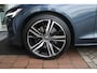 Volvo V60 2.0 B3 R-DESIGN 177PK MILD HYBRID AUTOMAAT 8 | PANORAMISCH SCHUIF/KANTELDAK | PREMIUM AUDIO BY HARMAN KARDON | 19" 5-TRIPPLE SPAAKS BLACK/DIAMAND CUT LICHTMETALEN VELGEN | BLINDSPOT INFOMATION SYSTEM (BLIS) | VERWARMDE VOORRUIT |VERWARMDE AQUABLADE RUITENWISSERBLADEN | PILOT ASSIST | APPLE CARPLAY / ANDROID AUTO | DODEHOEKDETECTIE |  ADAPTIEVE CRUISECONTROL | R-DESIGN BEKLEDING MET NAPPA LEDER I.C.M. OPEN GRID TEXTIEL | ELEKTRISCH VERSTELBARE CONTOUR STOELEN (SPORTSTOELEN) MET GEHEUGEN OP BEIDE VOORSTOELEN |VERWARMDE VOORSTOELEN EN ACHTERBANK | VERWARMD STUURWIEL | PARKEERVERWARMING MET TIMER (STANDKACHEL) | FULL LED KOPLAMPEN | ELEKTRISCH BEDIENBARE ACHTERKLEP | ELEKTRISCH UITKLAPBARE TREKHAAK | 1800 KG TREKGEWICHT! | EXTRA GETINTE RUITEN ACHTER | ZWARTE HEMELBEKLEDING |