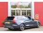 Volvo V60 2.0 B3 R-DESIGN 177PK MILD HYBRID AUTOMAAT 8 | PANORAMISCH SCHUIF/KANTELDAK | PREMIUM AUDIO BY HARMAN KARDON | 19" 5-TRIPPLE SPAAKS BLACK/DIAMAND CUT LICHTMETALEN VELGEN | BLINDSPOT INFOMATION SYSTEM (BLIS) | VERWARMDE VOORRUIT |VERWARMDE AQUABLADE RUITENWISSERBLADEN | PILOT ASSIST | APPLE CARPLAY / ANDROID AUTO | DODEHOEKDETECTIE |  ADAPTIEVE CRUISECONTROL | R-DESIGN BEKLEDING MET NAPPA LEDER I.C.M. OPEN GRID TEXTIEL | ELEKTRISCH VERSTELBARE CONTOUR STOELEN (SPORTSTOELEN) MET GEHEUGEN OP BEIDE VOORSTOELEN |VERWARMDE VOORSTOELEN EN ACHTERBANK | VERWARMD STUURWIEL | PARKEERVERWARMING MET TIMER (STANDKACHEL) | FULL LED KOPLAMPEN | ELEKTRISCH BEDIENBARE ACHTERKLEP | ELEKTRISCH UITKLAPBARE TREKHAAK | 1800 KG TREKGEWICHT! | EXTRA GETINTE RUITEN ACHTER | ZWARTE HEMELBEKLEDING |
