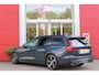 Volvo V60 2.0 B3 R-DESIGN 177PK MILD HYBRID AUTOMAAT 8 | PANORAMISCH SCHUIF/KANTELDAK | PREMIUM AUDIO BY HARMAN KARDON | 19" 5-TRIPPLE SPAAKS BLACK/DIAMAND CUT LICHTMETALEN VELGEN | BLINDSPOT INFOMATION SYSTEM (BLIS) | VERWARMDE VOORRUIT |VERWARMDE AQUABLADE RUITENWISSERBLADEN | PILOT ASSIST | APPLE CARPLAY / ANDROID AUTO | DODEHOEKDETECTIE |  ADAPTIEVE CRUISECONTROL | R-DESIGN BEKLEDING MET NAPPA LEDER I.C.M. OPEN GRID TEXTIEL | ELEKTRISCH VERSTELBARE CONTOUR STOELEN (SPORTSTOELEN) MET GEHEUGEN OP BEIDE VOORSTOELEN |VERWARMDE VOORSTOELEN EN ACHTERBANK | VERWARMD STUURWIEL | PARKEERVERWARMING MET TIMER (STANDKACHEL) | FULL LED KOPLAMPEN | ELEKTRISCH BEDIENBARE ACHTERKLEP | ELEKTRISCH UITKLAPBARE TREKHAAK | 1800 KG TREKGEWICHT! | EXTRA GETINTE RUITEN ACHTER | ZWARTE HEMELBEKLEDING |