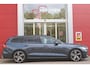 Volvo V60 2.0 B3 R-DESIGN 177PK MILD HYBRID AUTOMAAT 8 | PANORAMISCH SCHUIF/KANTELDAK | PREMIUM AUDIO BY HARMAN KARDON | 19" 5-TRIPPLE SPAAKS BLACK/DIAMAND CUT LICHTMETALEN VELGEN | BLINDSPOT INFOMATION SYSTEM (BLIS) | VERWARMDE VOORRUIT |VERWARMDE AQUABLADE RUITENWISSERBLADEN | PILOT ASSIST | APPLE CARPLAY / ANDROID AUTO | DODEHOEKDETECTIE |  ADAPTIEVE CRUISECONTROL | R-DESIGN BEKLEDING MET NAPPA LEDER I.C.M. OPEN GRID TEXTIEL | ELEKTRISCH VERSTELBARE CONTOUR STOELEN (SPORTSTOELEN) MET GEHEUGEN OP BEIDE VOORSTOELEN |VERWARMDE VOORSTOELEN EN ACHTERBANK | VERWARMD STUURWIEL | PARKEERVERWARMING MET TIMER (STANDKACHEL) | FULL LED KOPLAMPEN | ELEKTRISCH BEDIENBARE ACHTERKLEP | ELEKTRISCH UITKLAPBARE TREKHAAK | 1800 KG TREKGEWICHT! | EXTRA GETINTE RUITEN ACHTER | ZWARTE HEMELBEKLEDING |