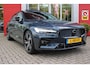 Volvo V60 2.0 B3 R-DESIGN 177PK MILD HYBRID AUTOMAAT 8 | PANORAMISCH SCHUIF/KANTELDAK | PREMIUM AUDIO BY HARMAN KARDON | 19" 5-TRIPPLE SPAAKS BLACK/DIAMAND CUT LICHTMETALEN VELGEN | BLINDSPOT INFOMATION SYSTEM (BLIS) | VERWARMDE VOORRUIT |VERWARMDE AQUABLADE RUITENWISSERBLADEN | PILOT ASSIST | APPLE CARPLAY / ANDROID AUTO | DODEHOEKDETECTIE |  ADAPTIEVE CRUISECONTROL | R-DESIGN BEKLEDING MET NAPPA LEDER I.C.M. OPEN GRID TEXTIEL | ELEKTRISCH VERSTELBARE CONTOUR STOELEN (SPORTSTOELEN) MET GEHEUGEN OP BEIDE VOORSTOELEN |VERWARMDE VOORSTOELEN EN ACHTERBANK | VERWARMD STUURWIEL | PARKEERVERWARMING MET TIMER (STANDKACHEL) | FULL LED KOPLAMPEN | ELEKTRISCH BEDIENBARE ACHTERKLEP | ELEKTRISCH UITKLAPBARE TREKHAAK | 1800 KG TREKGEWICHT! | EXTRA GETINTE RUITEN ACHTER | ZWARTE HEMELBEKLEDING |
