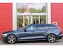 Volvo V60 2.0 B3 R-DESIGN 177PK MILD HYBRID AUTOMAAT 8 | PANORAMISCH SCHUIF/KANTELDAK | PREMIUM AUDIO BY HARMAN KARDON | 19" 5-TRIPPLE SPAAKS BLACK/DIAMAND CUT LICHTMETALEN VELGEN | BLINDSPOT INFOMATION SYSTEM (BLIS) | VERWARMDE VOORRUIT |VERWARMDE AQUABLADE RUITENWISSERBLADEN | PILOT ASSIST | APPLE CARPLAY / ANDROID AUTO | DODEHOEKDETECTIE |  ADAPTIEVE CRUISECONTROL | R-DESIGN BEKLEDING MET NAPPA LEDER I.C.M. OPEN GRID TEXTIEL | ELEKTRISCH VERSTELBARE CONTOUR STOELEN (SPORTSTOELEN) MET GEHEUGEN OP BEIDE VOORSTOELEN |VERWARMDE VOORSTOELEN EN ACHTERBANK | VERWARMD STUURWIEL | PARKEERVERWARMING MET TIMER (STANDKACHEL) | FULL LED KOPLAMPEN | ELEKTRISCH BEDIENBARE ACHTERKLEP | ELEKTRISCH UITKLAPBARE TREKHAAK | 1800 KG TREKGEWICHT! | EXTRA GETINTE RUITEN ACHTER | ZWARTE HEMELBEKLEDING |