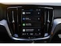 Volvo V60 2.0 T6 Plug-in hybrid AWD Plus Dark | Trekhaak | Elektrische stoelen met geheugen | Harman/Kardon Audio | Stoel & Stuurverwarming | Pilot assist