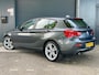 BMW 1-Serie 118i Corporate Lease SPORT AUTOMAAT NAVI BLUETOOTH CRUISE LED HALFLEER 18'' VELGEN MF STUUR