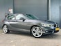 BMW 1-Serie 118i Corporate Lease SPORT AUTOMAAT NAVI BLUETOOTH CRUISE LED HALFLEER 18'' VELGEN MF STUUR