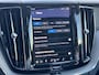 Volvo XC60 2.0 T6 Plug-in hybrid AWD Ultra Dark 360 Camera / Head-up display / Harman Kardon audio / trekhaak / Panorama dak / stoel- en stuurverwarming / leer