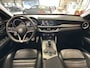 Alfa Romeo Stelvio 2.0 T AWD B-TECH AUTOMAAT ZWART LEDER NAVIGATIE ADAPTIVE CRUISE CONTROL STOEL EN STUURVERWARMING RIJSTROOKSENSOREN DODEHOEKSENSOREN APPLE CARPLAY/ANDROID ACHTERUITRIJCAMERA AFN. TREKHAAK ZEER MOOI !! Brgl