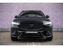 Volvo XC60 2.0 T6 Plug-in hybrid AWD Plus Black Edition | Adaptieve Cruise Control | Panoramadak | Harman Kardon Audio | 21" Velgen | Trekhaak | 360 Parkeercamera | Stoel-/Stuurverwarming |