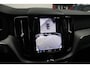 Volvo XC60 T6 350PK Plug-in hybrid AWD Ultra Dark | Adaptive Cruise & Pilot Assist | Premium Harman/Kardon Audio | Schuif-/Kanteldak | Semi Elektr. Trekhaak | Stoelverwarming voor & achter | Stuurverwarming | 360 Camera |