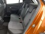 Peugeot e-2008 EV Active 50 kWh 136pk Automaat | Climate Control | Navigatie | Achteruitrijcamera | Cruise Control | Parkeersensoren Achter | 16" Lichtmetalen Velgen | Apple Carplay/Android Auto |