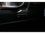 Volvo XC40 B4 Automaat Plus Dark | All Season banden | Verwarmbare voorstoelen en Stuurwiel | Semi-Elektrische Trekhaak | Verwarmbare Voorruit | Premium Audio by Harman Kardon | Adaptieve Cruise Control | Park Assist