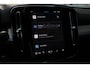 Volvo XC40 B4 Automaat Plus Dark | All Season banden | Verwarmbare voorstoelen en Stuurwiel | Semi-Elektrische Trekhaak | Verwarmbare Voorruit | Premium Audio by Harman Kardon | Adaptieve Cruise Control | Park Assist