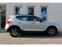 Volvo XC40 B4 Automaat Plus Dark | All Season banden | Verwarmbare voorstoelen en Stuurwiel | Semi-Elektrische Trekhaak | Verwarmbare Voorruit | Premium Audio by Harman Kardon | Adaptieve Cruise Control | Park Assist