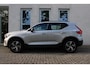 Volvo XC40 B4 Automaat Plus Dark | All Season banden | Verwarmbare voorstoelen en Stuurwiel | Semi-Elektrische Trekhaak | Verwarmbare Voorruit | Premium Audio by Harman Kardon | Adaptieve Cruise Control | Park Assist