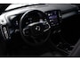 Volvo XC40 B4 Automaat Plus Dark | All Season banden | Verwarmbare voorstoelen en Stuurwiel | Semi-Elektrische Trekhaak | Verwarmbare Voorruit | Premium Audio by Harman Kardon | Adaptieve Cruise Control | Park Assist