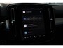 Volvo XC40 B4 Automaat Plus Dark | All Season banden | Verwarmbare voorstoelen en Stuurwiel | Semi-Elektrische Trekhaak | Verwarmbare Voorruit | Premium Audio by Harman Kardon | Adaptieve Cruise Control | Park Assist