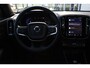 Volvo XC40 B4 Automaat Plus Dark | All Season banden | Verwarmbare voorstoelen en Stuurwiel | Semi-Elektrische Trekhaak | Verwarmbare Voorruit | Premium Audio by Harman Kardon | Adaptieve Cruise Control | Park Assist