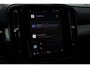 Volvo XC40 B4 Automaat Plus Dark | All Season banden | Verwarmbare voorstoelen en Stuurwiel | Semi-Elektrische Trekhaak | Verwarmbare Voorruit | Premium Audio by Harman Kardon | Adaptieve Cruise Control | Park Assist