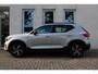 Volvo XC40 B4 Automaat Plus Dark | All Season banden | Verwarmbare voorstoelen en Stuurwiel | Semi-Elektrische Trekhaak | Verwarmbare Voorruit | Premium Audio by Harman Kardon | Adaptieve Cruise Control | Park Assist