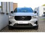 Volvo XC40 B4 Automaat Plus Dark | All Season banden | Verwarmbare voorstoelen en Stuurwiel | Semi-Elektrische Trekhaak | Verwarmbare Voorruit | Premium Audio by Harman Kardon | Adaptieve Cruise Control | Park Assist