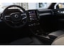 Volvo XC40 B4 Automaat Plus Dark | All Season banden | Verwarmbare voorstoelen en Stuurwiel | Semi-Elektrische Trekhaak | Verwarmbare Voorruit | Premium Audio by Harman Kardon | Adaptieve Cruise Control | Park Assist