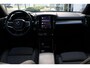 Volvo XC40 B4 Automaat Plus Dark | All Season banden | Verwarmbare voorstoelen en Stuurwiel | Semi-Elektrische Trekhaak | Verwarmbare Voorruit | Premium Audio by Harman Kardon | Adaptieve Cruise Control | Park Assist