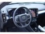 Volvo XC40 2.0 B4 Plus Dark | Adaptieve cruise control | Dode hoek detectie BLIS | 19" velgen met all season banden | Elektrisch verstelbare voorstoelen | Trekhaak | Elektr. verwarmbare voorruit | Stoelverwarming | verwarmd stuurwiel | Parkeersensoren voor + achter | Parkeercamera | Harman Kardon Audio | Charcoal hemelbekleding |